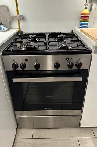 Siemens Silver 60x60cm 4-Burner Gas Cooker – Excellent Condition