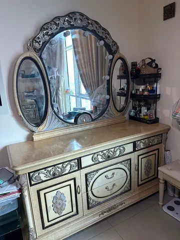 Classic king bedset with 2 side tables and dresser