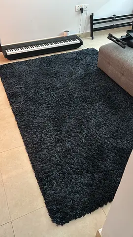 Black shaggy carpet - good condition