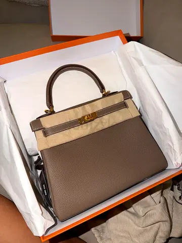 Hermès Kelly 25 — Etoupe / Gold Hardware