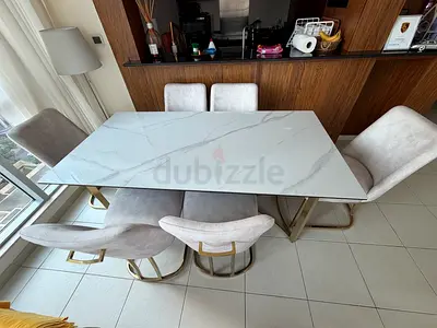 White marble-effect dining table with beige upholstered chairs (set)