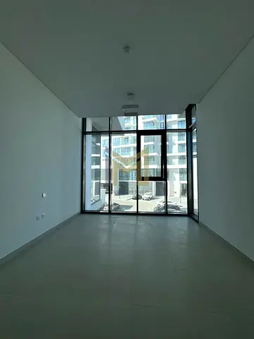 🌊 استوديو بإطلالة بحرية خلابة | أجمل مكان – الشارقة 🌊 ✨ وحدة زاوية | إطلالة بحرية ساحرة | سقف مرتفع
