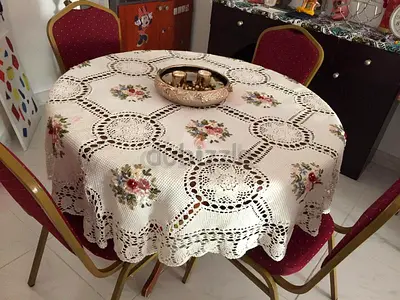 Round Dining table (Solid Wood) with free chairs !!!