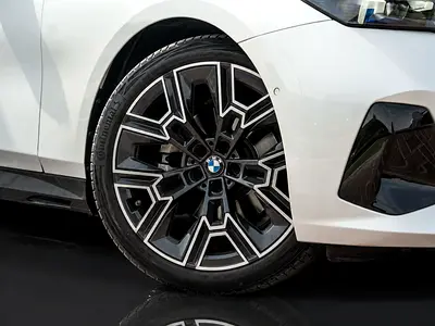 صورة 5 لـ 2024 BMW 5-SERIES