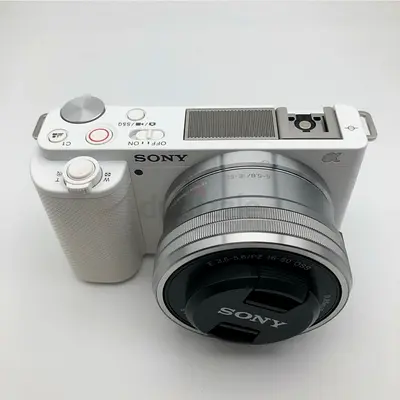 Sony ZV-E10 White (Kit 16-50mm) + SmallRig Dual Charger & Extra Batteries + Cage + Cleaning Kit