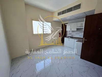 استوديو عائلي للإيجار في القليعة الشارقة بمساحة واسعة وتشطيبات حديثة وتكييف وغاز مركزي جاهز للسكن