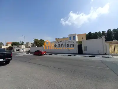 فيلة للبيع في منطقة المنصورة على زاوية موقع مميز جدا الفيلة تتألف 6 غرف نوم وصالة ومجلسين وحوش جميل بالاضافة لموقف داخل الفيلا وفي الخارج مواقف مجانية