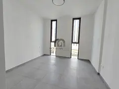 Studio East Village | Pool view | Vacant