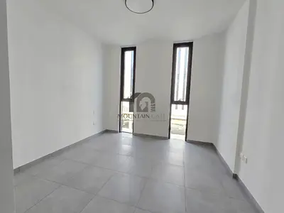Studio East Village | Pool view | Vacant