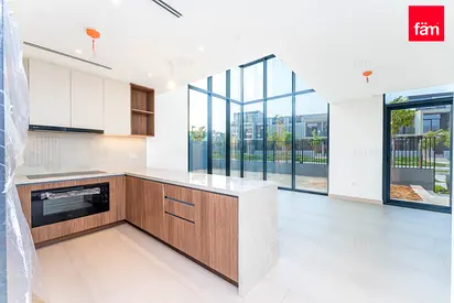 VACANT|FITTED KITCHEN|CORNER UNIT