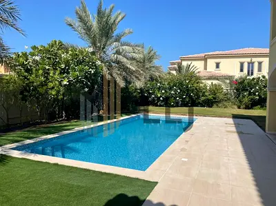 Beautiful 5 Bedrooms w/ pool and Landscaped Garden