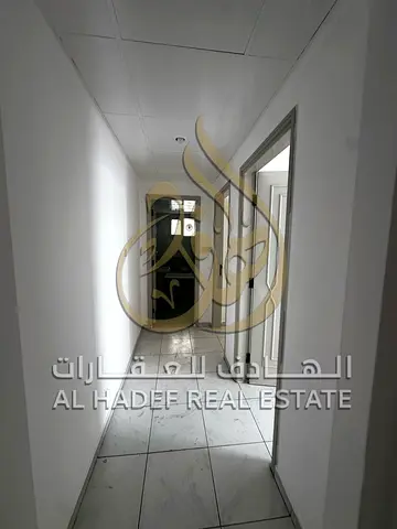 غرفتين وصالة للإيجار السنوي في أبو شغارة الشارقة، مساحات ممتازة، بلكونة، حمامين، بناية عائلات، صيانة على المالك ودفع على 4 دفعات