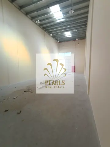 ارع الشيخ م4 مستودعات للإيجار السنوي في الجرف الصناعية 2 بعجمان، قرب شحمد بن زايد ومخارج دبي والشارقة، مساحة 1700 قدم²، كهرباء 22 كيلو وات، 3 فاز، 120