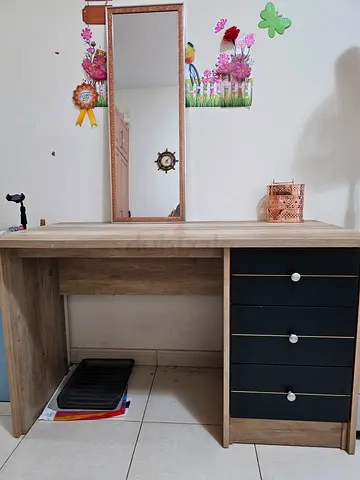 Wooden dressing table with mirror and 4-drawer storage — good condition