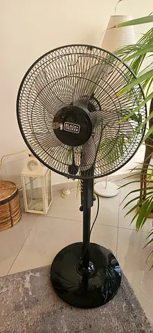 Black standing pedestal fan - good working condition