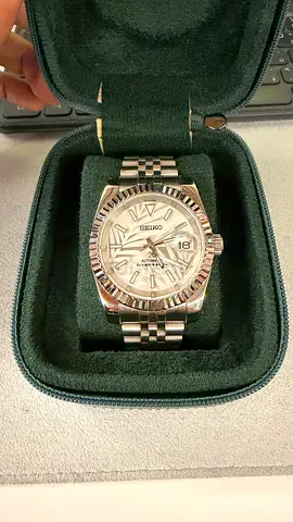 Pre-owned stainless steel men's wristwatch