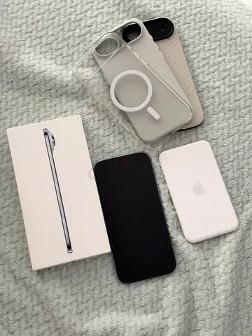 iPhone Air 1TB Sky Blue + Apple Battery + 3 MagSafe Cases – Excellent Condition