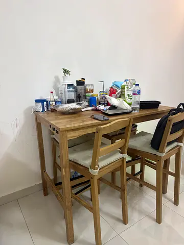 طاولة و 4 كراسي