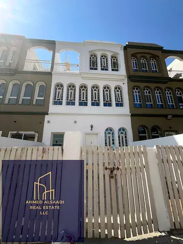 ثلاث غرف تاون هاوس