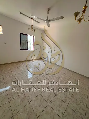 🛌 التفاصيل: استوديو بمساحة كبيرة جداً 🚪 الميزة الذكية: يحتوي على موزع (ممر داخلي) يفصل المدخل عن الغرفة لخصوصية أكبر!