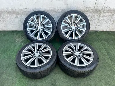 4x Genuine 2025 Range Rover 22inch Rims & Michelin Tyres