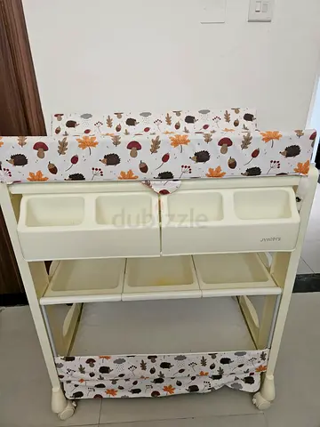 JUNIOR'S Baby Changing Table with Storage Bins and Cushioned Mat and bath tub