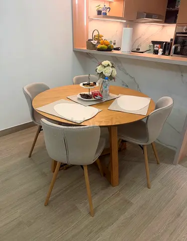 Solid Oak 4-Seater Dining Table - Round Rectangular Top, Modern Base. Bought for 2,200aed