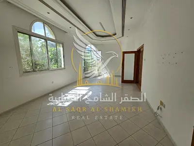 فيلا مستقلة للإيجار السنوي في الرفاعة الشارقة تقع ضمن منطقة فلل هادئة ومناسبة للعائلات تتميز بخصوصية عالية ومساحات واسعة وتصميم عملي