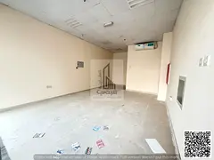 Spacious commercial space with an internal bathroom, suitable for business activities.