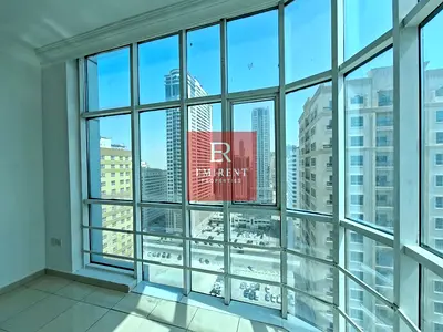 شقة فاخرة (غرفتي نوم وصالة) مع شرفة | 3 حمامات | شهر مجاني | إيجار ثابت لمدة 3 سنوات | مبنى عائلي متميز