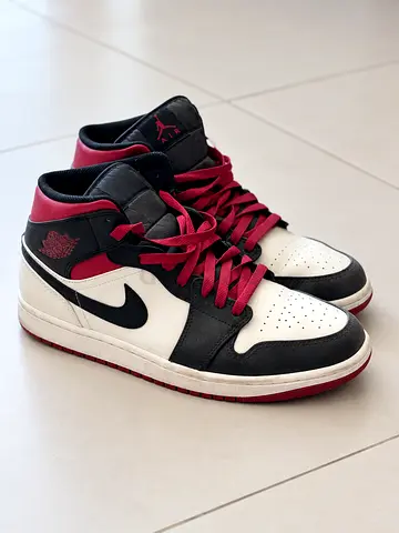 Classic Air Jordan-style high-top sneakers, black/white/red, size 44 / US 10
