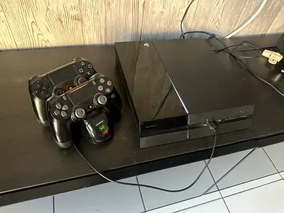 PS4 500GB + 2 Controllers + Charging Dock | Factory Reset