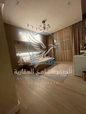 للبيع فيلا 5 غرف مساحه 3600 قدم الياسمين عجمان  شارع رئيسي اول ساكن بالفرش