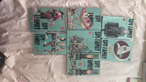 7 spyfamily books never used- half price excellent conditions ,original price 40