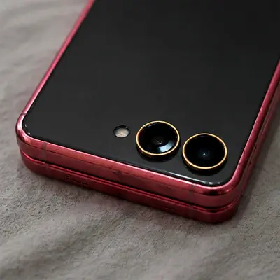 Samsung Galaxy Z Flip 7 (Pink) - Foldable Phone in Good Condition