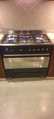 Smeg new latest model top gas oven inside electric top 5 burner 90by60cm size excellent working good
