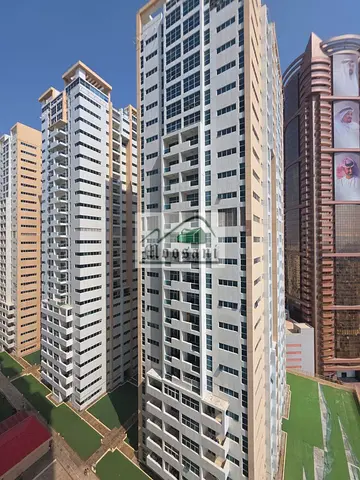 شقة واسعة للإيجار في برج "عجمان ون" (Ajman One Tower)، تتكون من غرفة نوم وصالة (1 BHK) مع حمامين، وموقف سيارات، وشرفة، وخزائن مدمجة؛ الإيجار 34,000 در