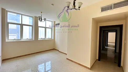 غرفتان وصالة للإيجار السنوي في التعاون، قريب من الكورنيش، صالة واسعة بإطلالة مفتوحة ومطبخ واسع بإطلالة مفتوحة