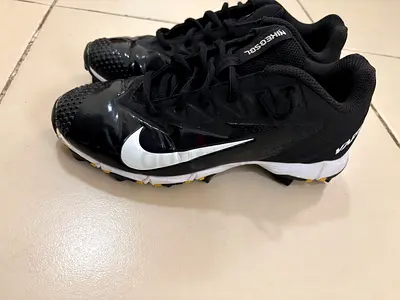 Nike baseball/softball cleats - size 35.5 good condition