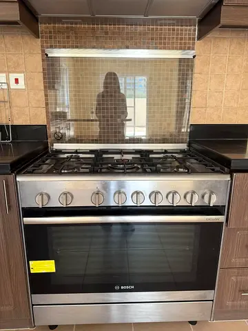 Bosch Gas cooker like new 5 burner new model free delivery with warranty size 90/60cm