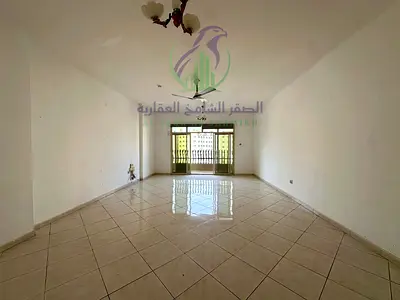 شقة ثلاث غرف وصالة للإيجار السنوي في المجاز 3 الشارقة ببلكونتين وغرفة خادمة وثلاث حمامات