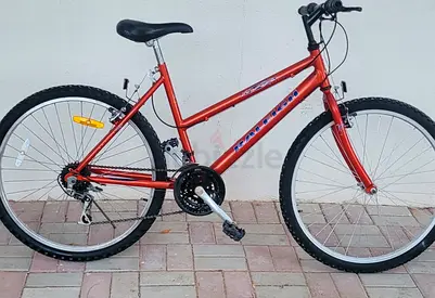Red hybrid/trek-style 26" women's bike - good condition
