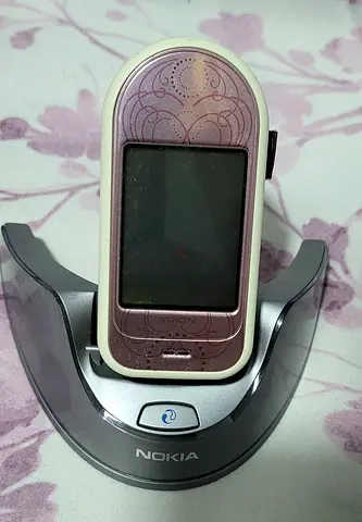 Nokia retro mobile phone with charging dock