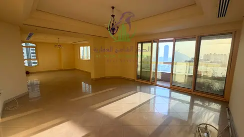 ثلاث غرف وصالة بالمجاز 3 اربع حمامات تكييف وباركن مجاني جيم ومسبح مجاني ساونا وجاكوزي وموقع مميز بالخدمات العامة