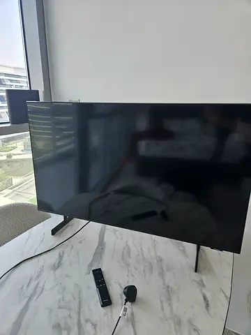 Samsung Crystal UHD AU8000, 43" (108 cm), 4K Smart TV.