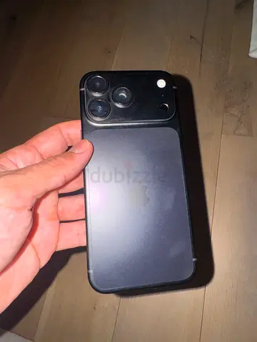New iPhone 18 Pro Max 512 - Black, with woven case