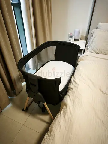 Bedside bassinet / crib - compact bedside sleeper in good condition