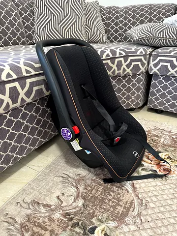 Infant Car Seat / Carrier (0–13 kg) with Adjustable Handle – AED 80