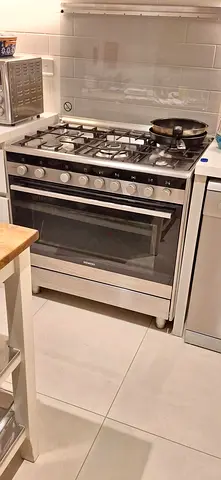 Freestanding 5-burner Gas Cooker with Oven - Good Condition