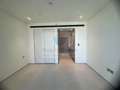 مسبح جديد تماماً مع إطلالة على الأفق (سكاي لاين) و